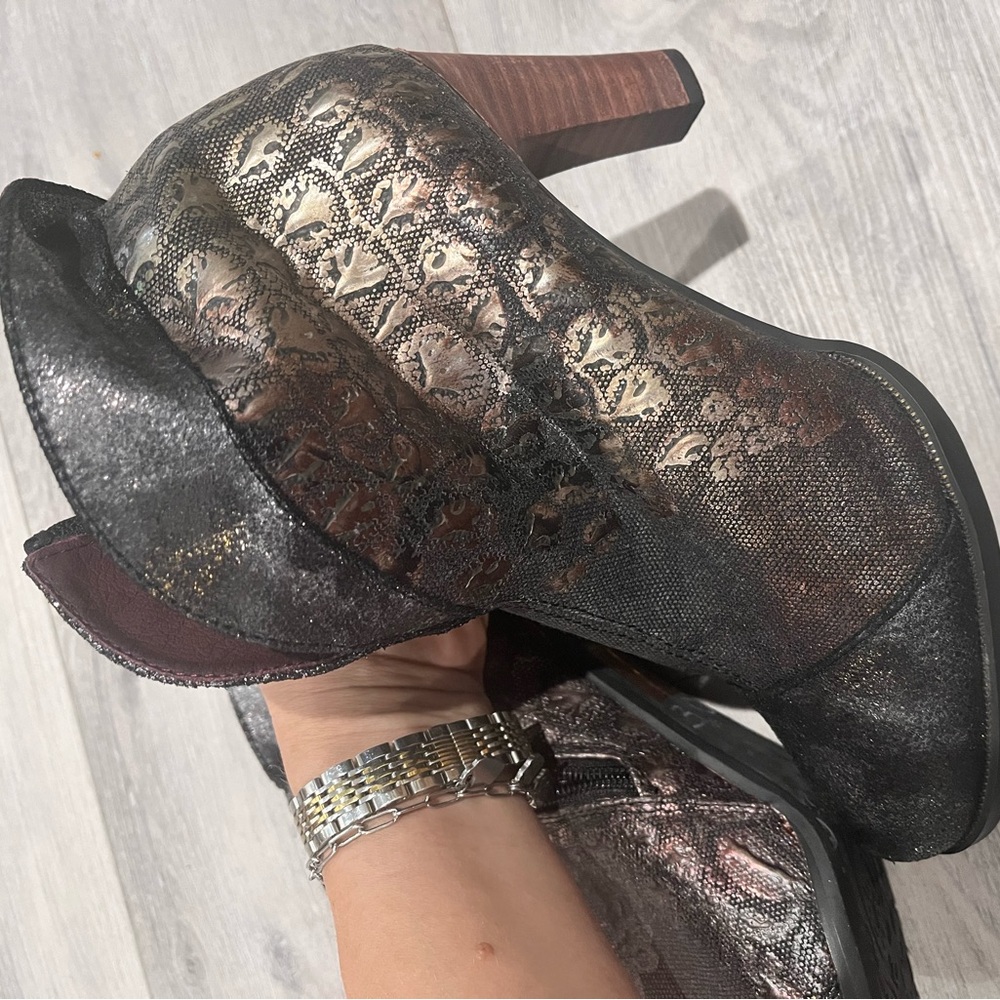 Very cute new / unworn boots- size 8 (never got to wear them in Florida).